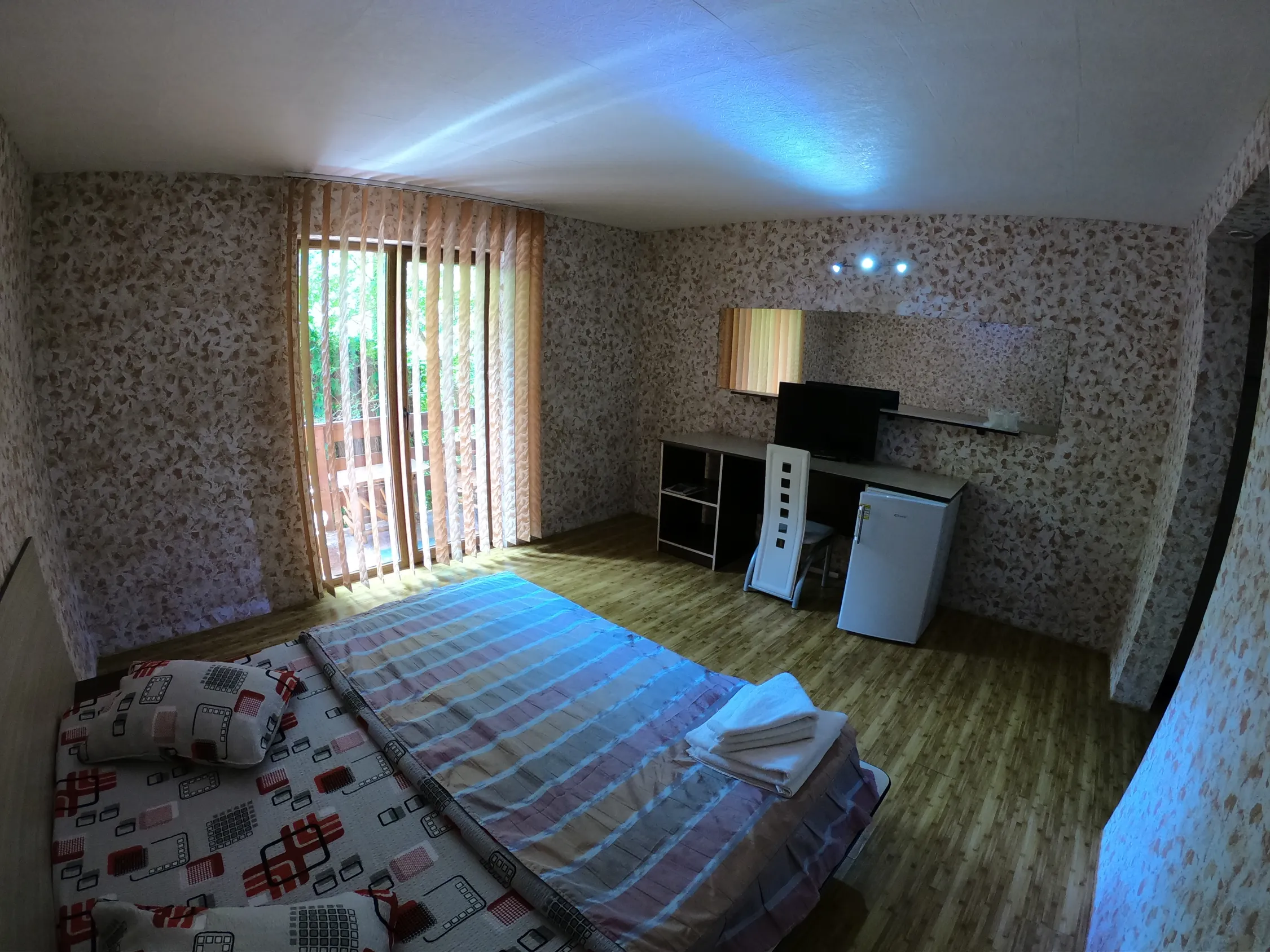 Interior cameră cu mobilier de calitate la Pensiunea President - Cazare Băile Herculane